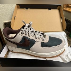 New NIKE
AIR FORCE 1'07- Cream li/Earth-vintage Green-sail
